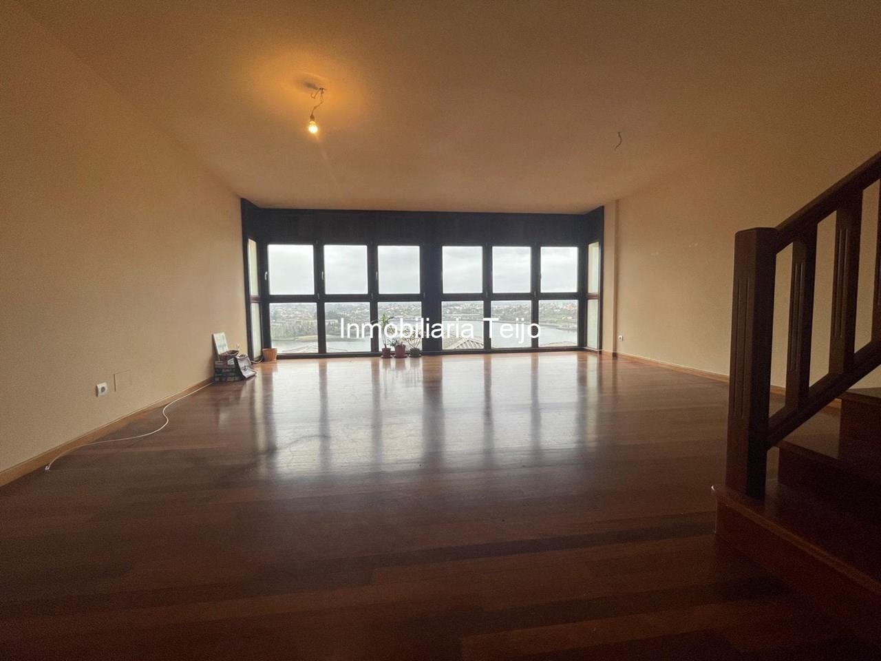 Foto 2 SE ALQUILA ADOSADO CON GARAJE Y PATIO EN A GRAÑA (SIN MUEBLES)