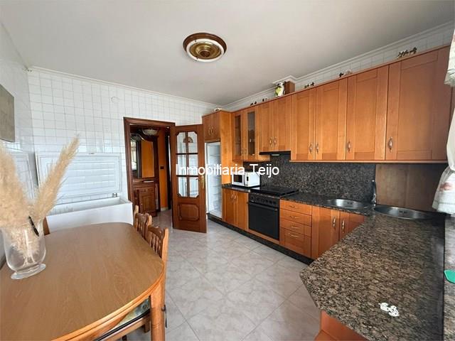 SE VENDE CASA ADOSADA CON BAJO COMERCIAL Y DOS VIVIENDAS EN CATABOIS - Ferrol