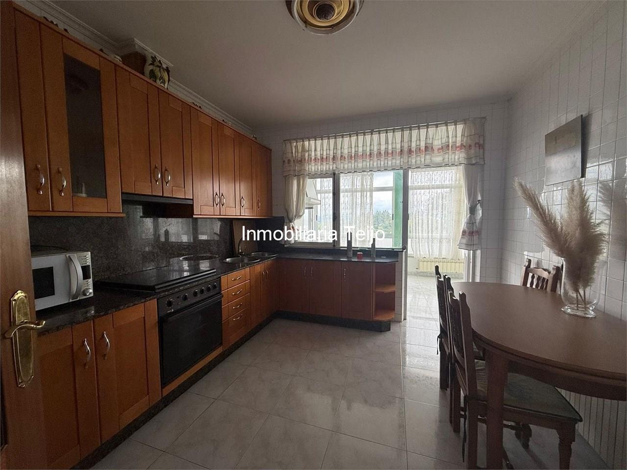 Foto 2 SE VENDE CASA ADOSADA CON BAJO COMERCIAL Y DOS VIVIENDAS EN CATABOIS