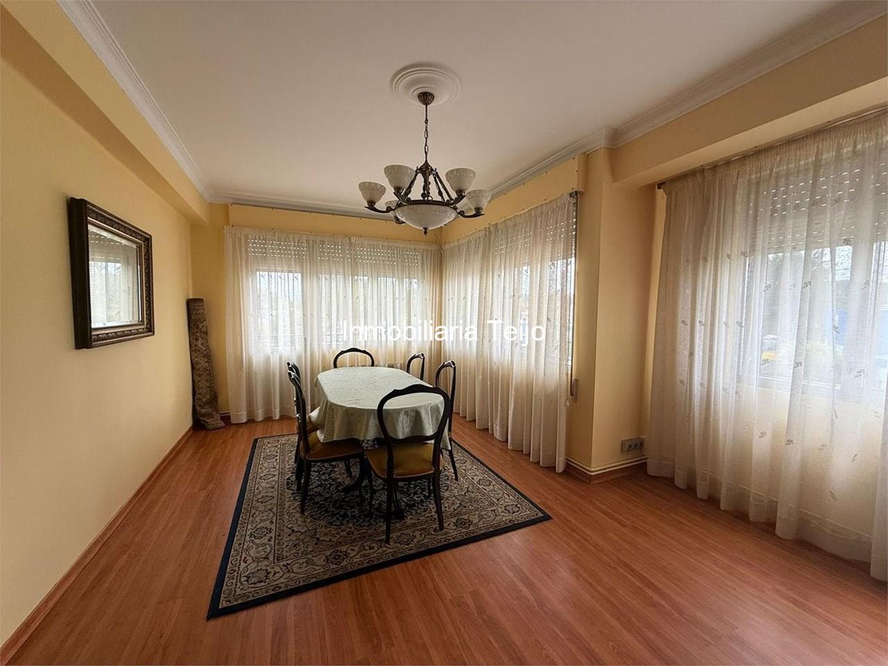 Foto 3 SE VENDE CASA ADOSADA CON BAJO COMERCIAL Y DOS VIVIENDAS EN CATABOIS