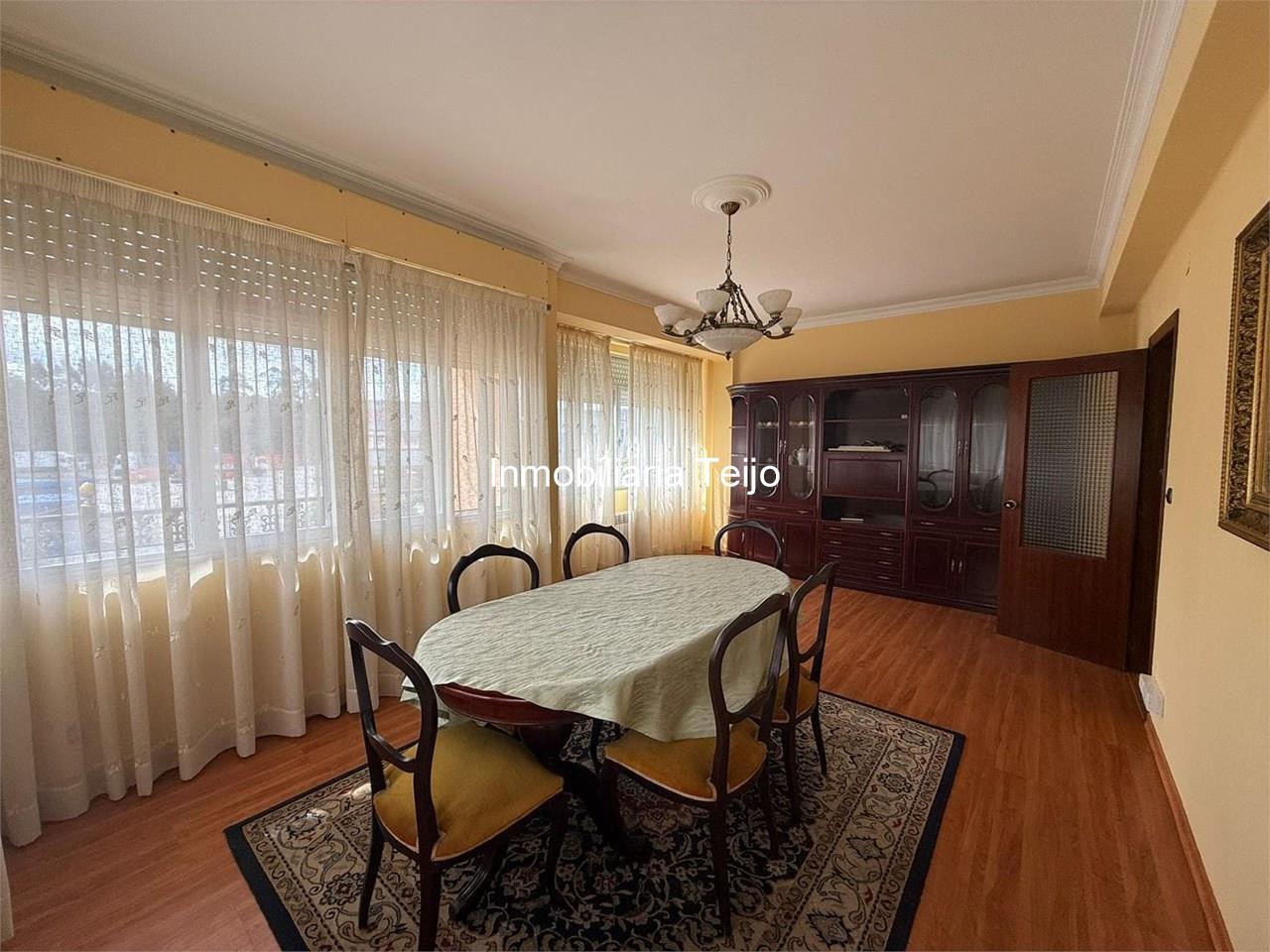 Foto 4 SE VENDE CASA ADOSADA CON BAJO COMERCIAL Y DOS VIVIENDAS EN CATABOIS