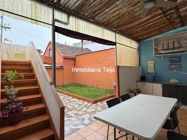 SE VENDE CASA ADOSADA CON DOS VIVIENDAS INDEPENDIENTES Y PATIO EN CASCO URBANO - Ferrol