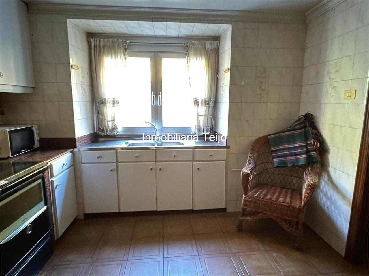 Foto 2 SE VENDE CASA ADOSADA CON FINCA Y BODEGAS EN CEDEIRA