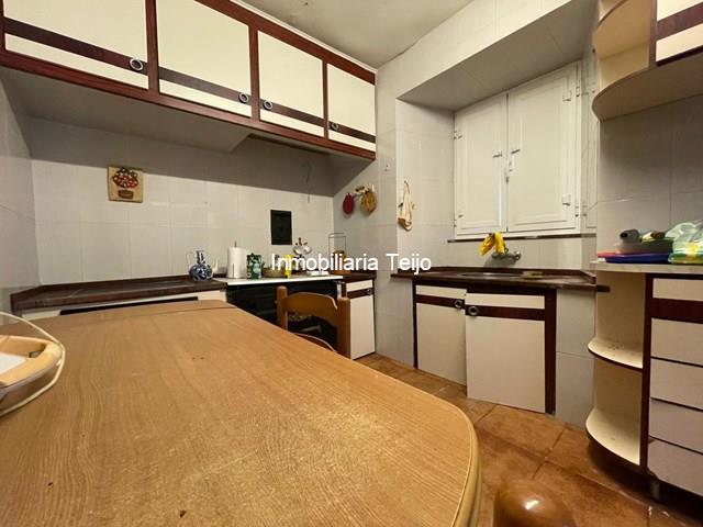 SE VENDE CASA CON FINCA CERRADA, GARAJE Y PATIO EN NEDA