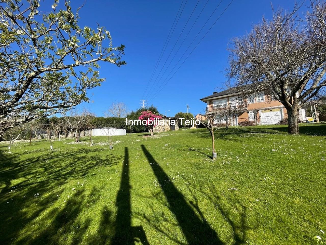 Foto 2 SE VENDE CASA CON FINCA Y VISTAS A LA RIA EN BARALLOBRE 