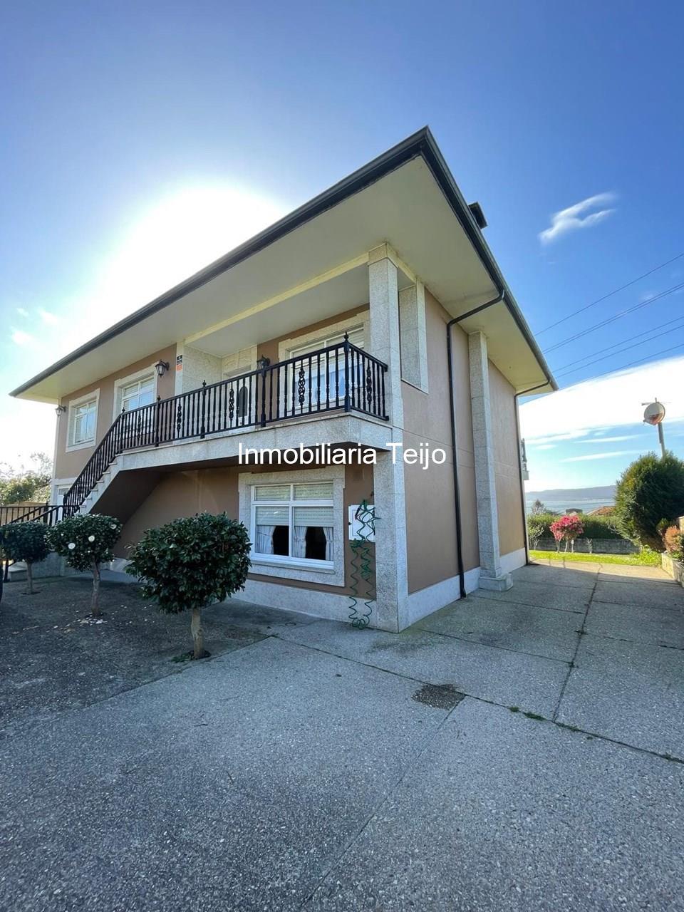 Foto 4 SE VENDE CASA CON FINCA Y VISTAS A LA RIA EN BARALLOBRE 