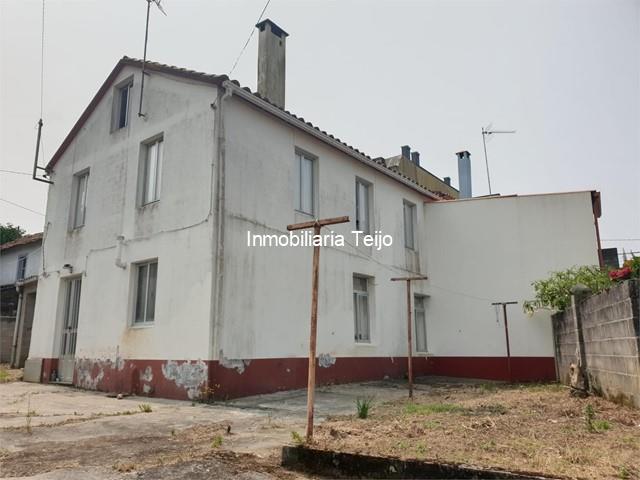 SE VENDE CASA CON PATIO CERRADO Y BODEGAS EN CEDEIRA