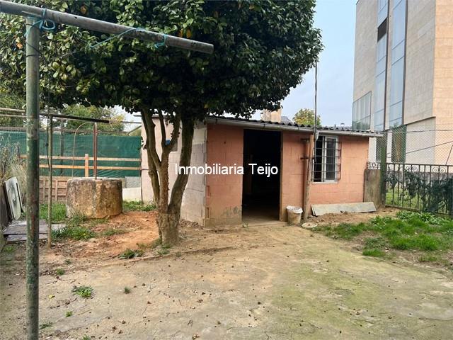 SE VENDE CASA CON PATIO Y JARDIN EN EL ALTO DEL CASTAÑO - Narón