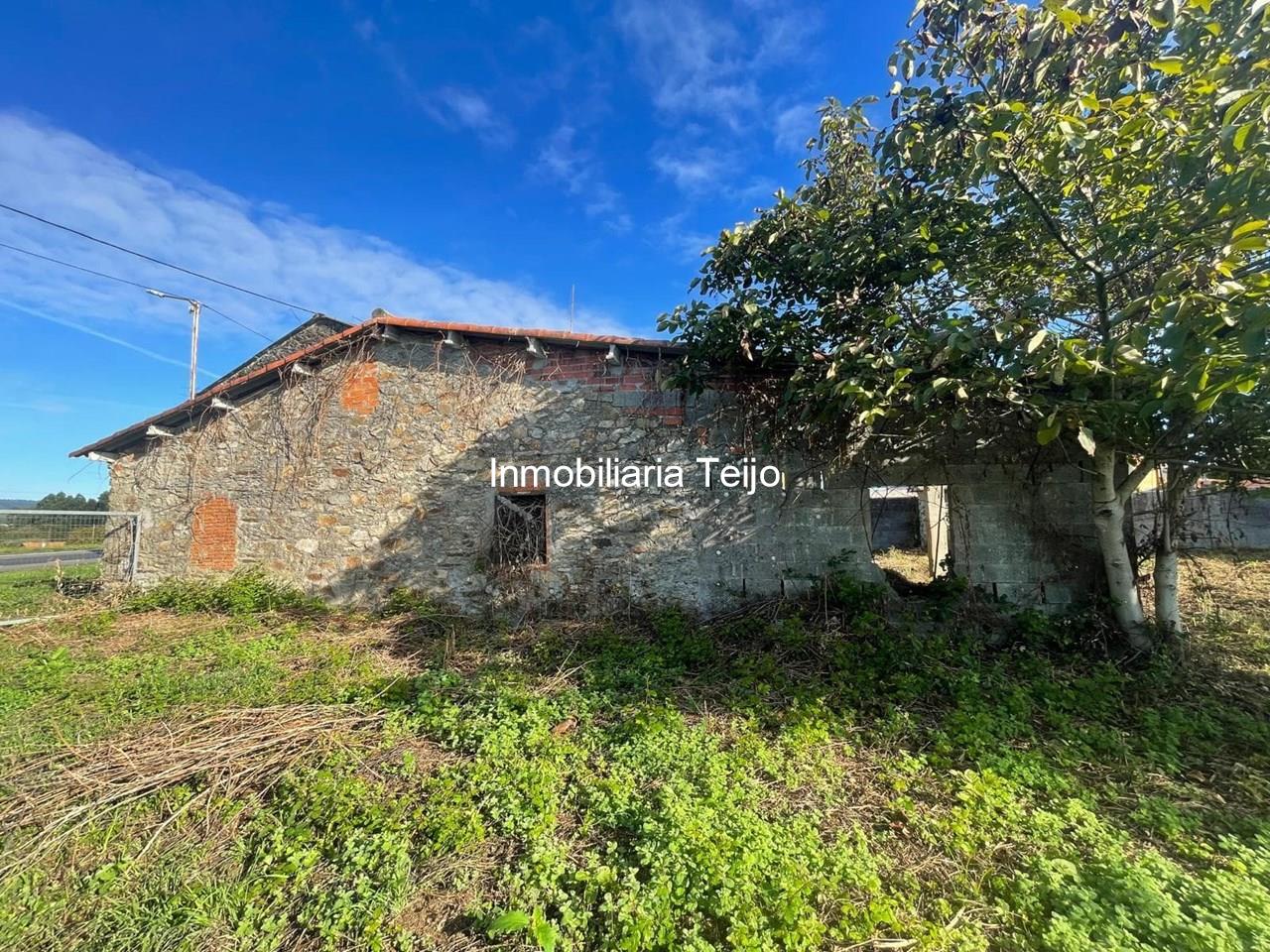 Foto 2 SE VENDE CASA DE PIEDRA PARA REHABILITAR EN CASTRO CON FINCA EDIFICABLE Y SEGREGABLE