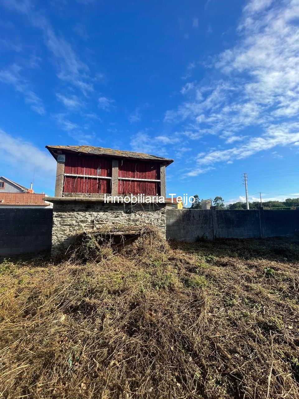 Foto 3 SE VENDE CASA DE PIEDRA PARA REHABILITAR EN CASTRO CON FINCA EDIFICABLE Y SEGREGABLE
