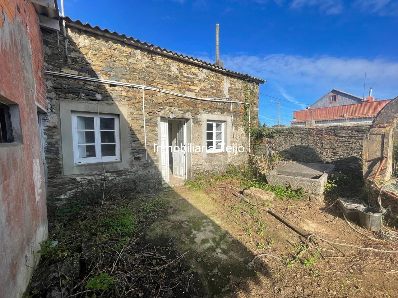 Foto 4 SE VENDE CASA DE PIEDRA PARA REHABILITAR EN CASTRO CON FINCA EDIFICABLE Y SEGREGABLE