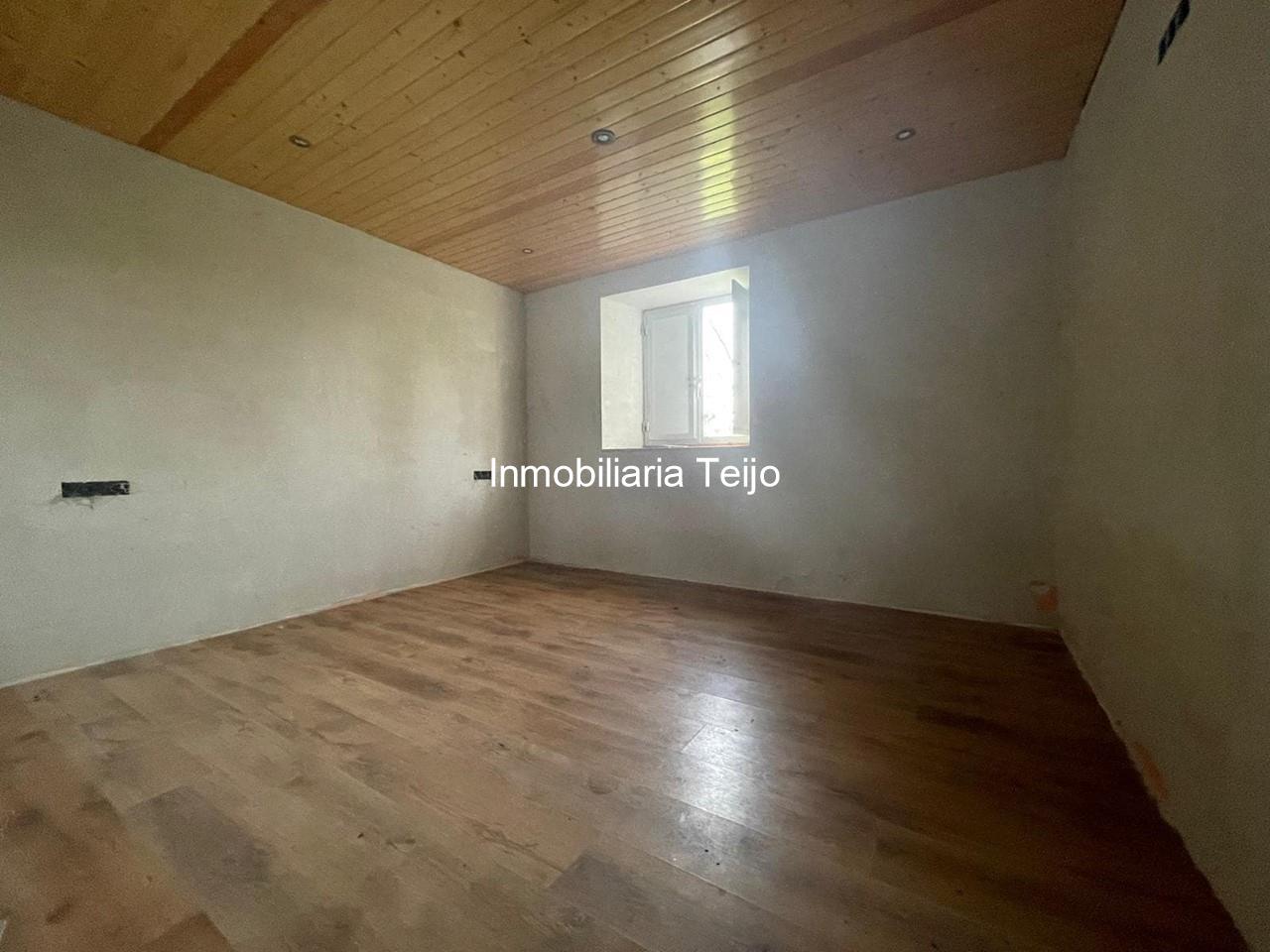 Foto 2 SE VENDE CASA DE PIEDRA PARA REHABILITAR EN SAN SADURNIÑO CON PISO FUNDIDO Y FINCA
