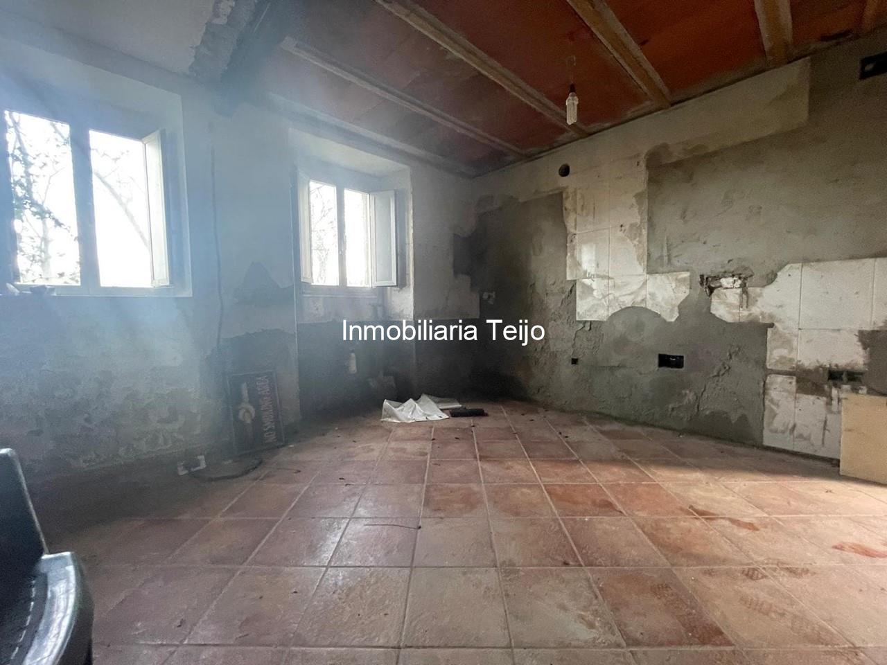 Foto 3 SE VENDE CASA DE PIEDRA PARA REHABILITAR EN SAN SADURNIÑO CON PISO FUNDIDO Y FINCA