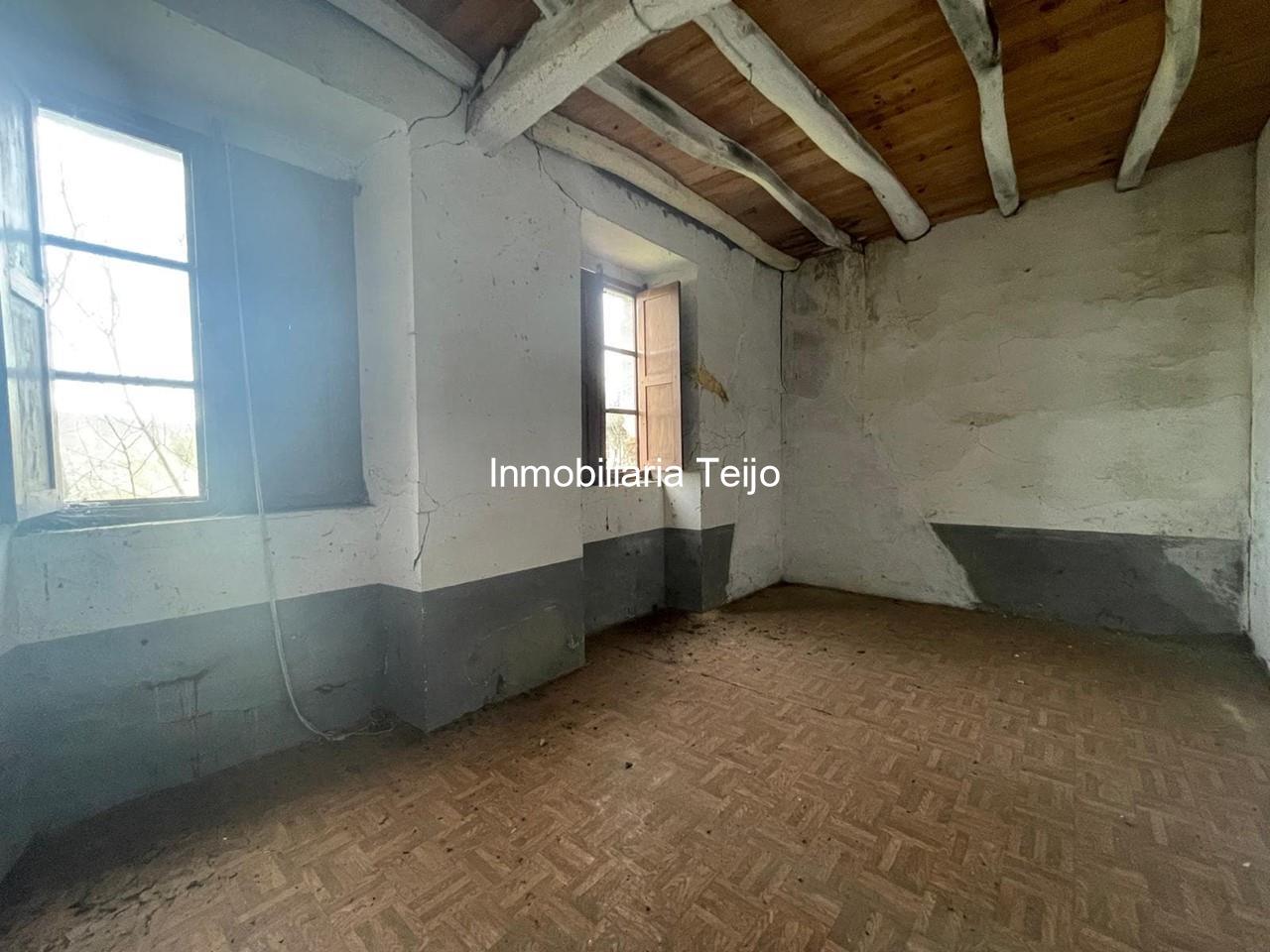 Foto 4 SE VENDE CASA DE PIEDRA PARA REHABILITAR EN SAN SADURNIÑO CON PISO FUNDIDO Y FINCA