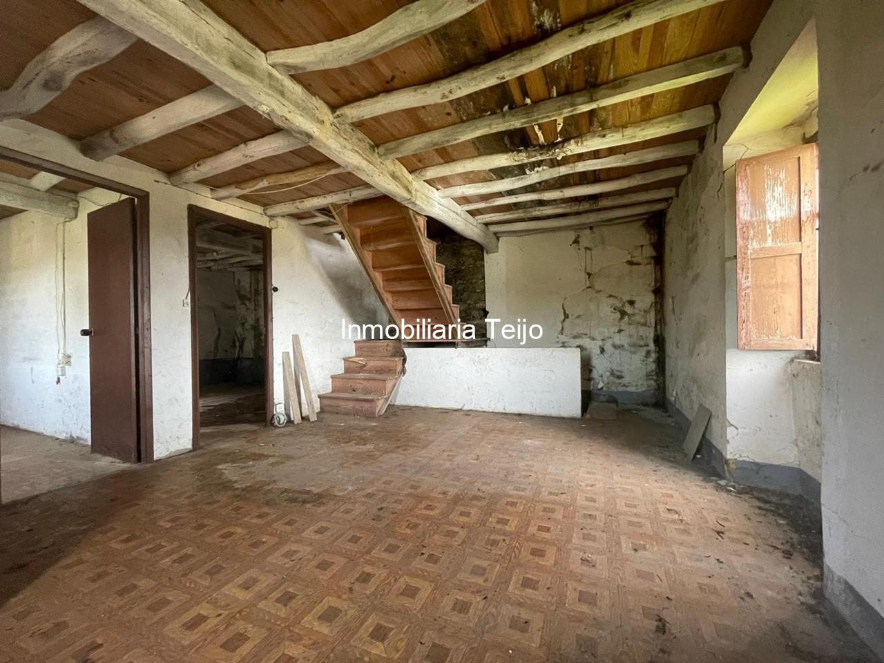 Foto 5 SE VENDE CASA DE PIEDRA PARA REHABILITAR EN SAN SADURNIÑO CON PISO FUNDIDO Y FINCA