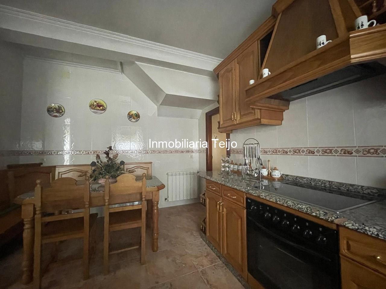 Foto 3 SE VENDE CASA GRANDE CON FINCA Y ANEXOS EN FENE (NO PRECISA REHABILITACIÓN)