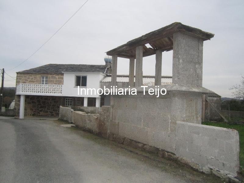 Foto 1 SE VENDE CASA PARA REHABILITAR EN LA CAPELA CON PARTE DE LA FINCA URBANA