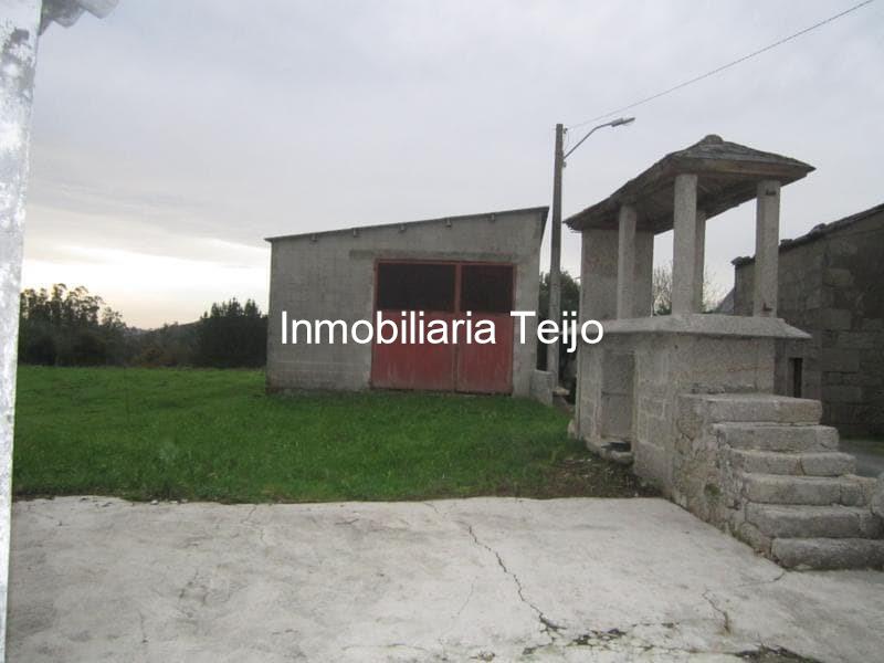 Foto 3 SE VENDE CASA PARA REHABILITAR EN LA CAPELA CON PARTE DE LA FINCA URBANA