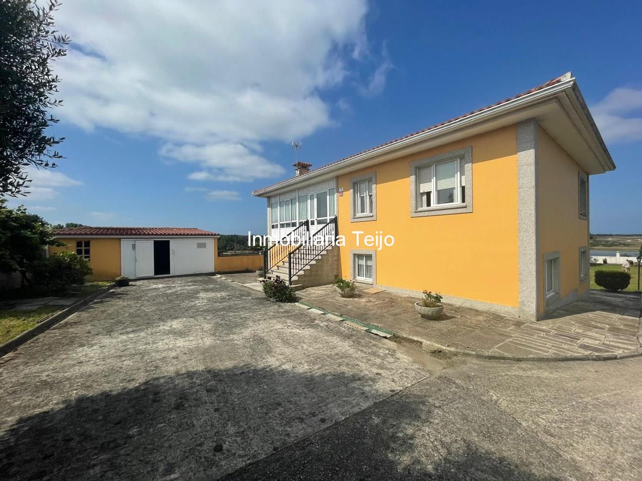 Foto 4 SE VENDE CHALET CON FINCA CERRADA, BODEGA Y GARAJE EN VALDOVIÑO