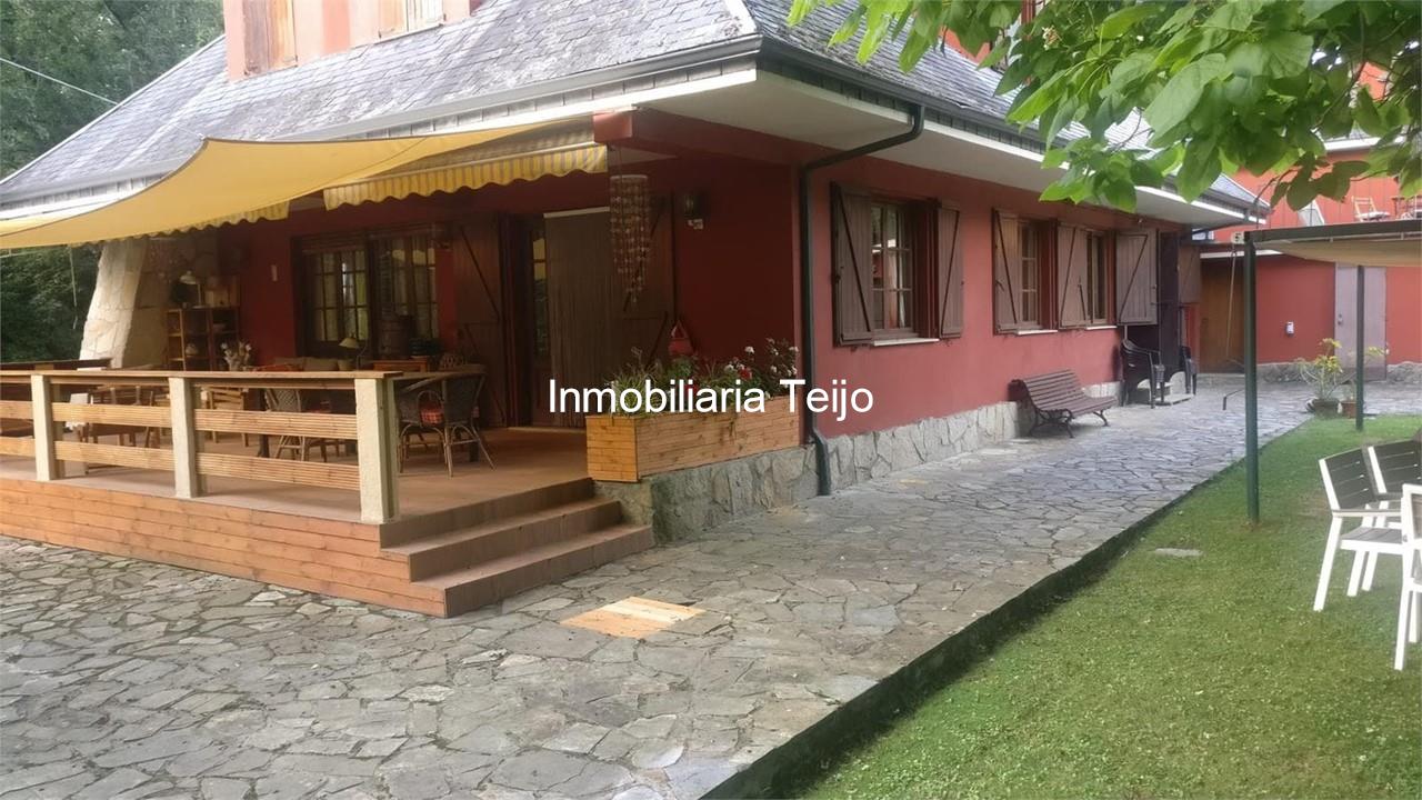 Foto 3 SE VENDE CHALET CON PRECIOSA FINCA Y PISCINA EN MANIÑOS