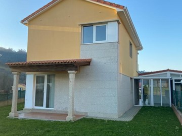SE VENDE CHALET EN MUGARDOS