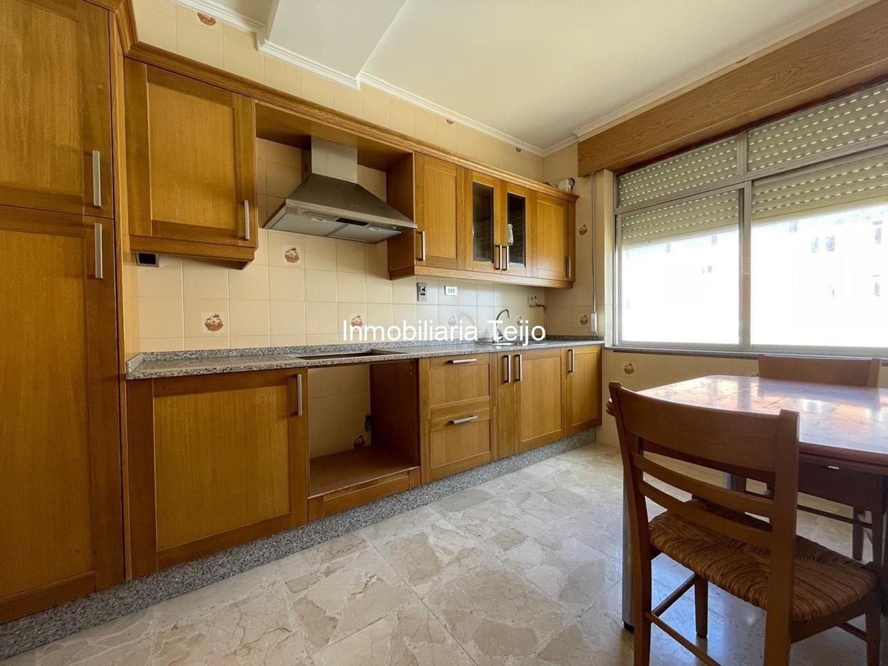 Foto 1 SE VENDE EDIFICIO DE BAJO, 3 PLANTAS Y BAJO CUBIERTA EN A GANDARA