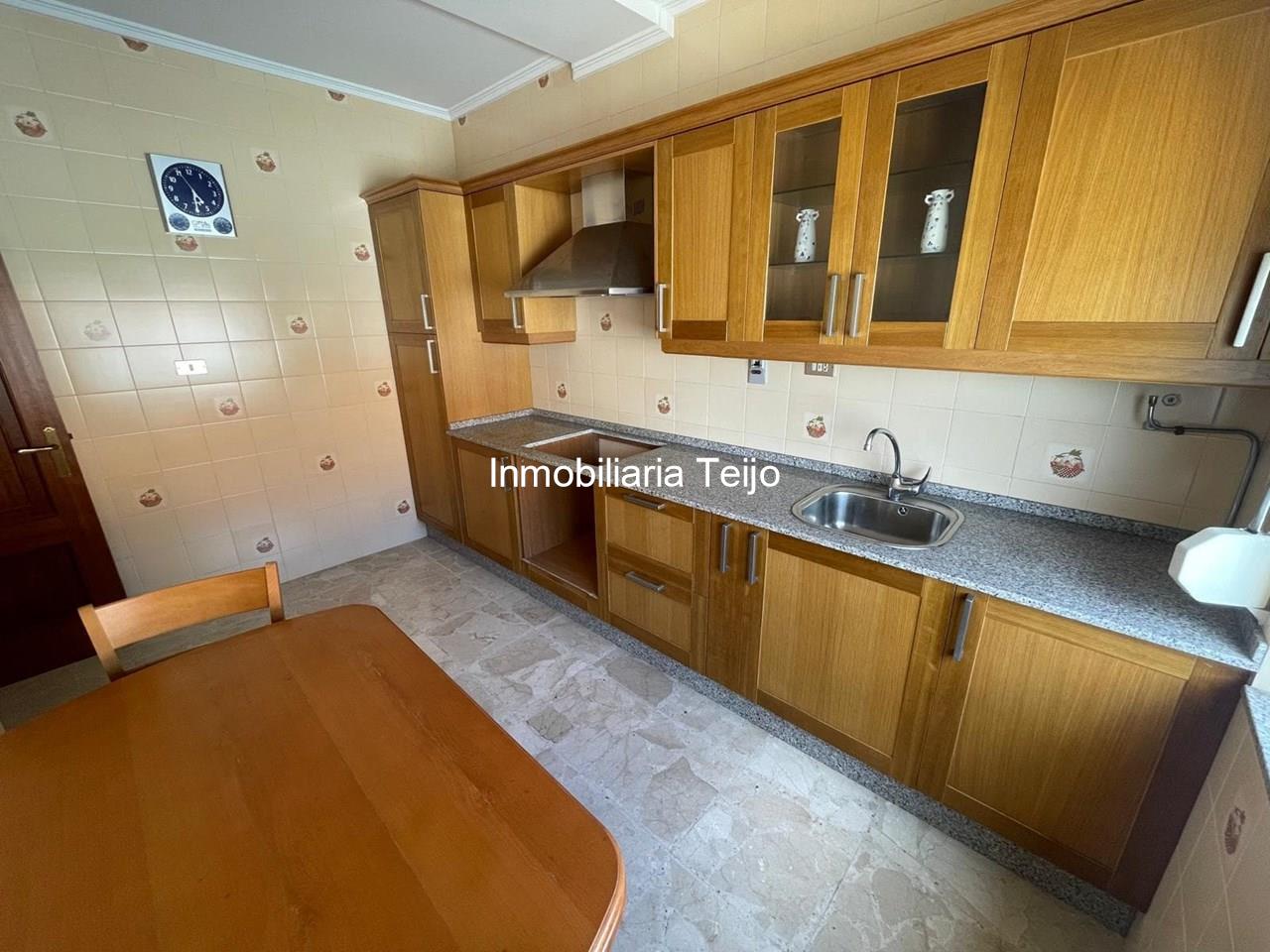 Foto 2 SE VENDE EDIFICIO DE BAJO, 3 PLANTAS Y BAJO CUBIERTA EN A GANDARA