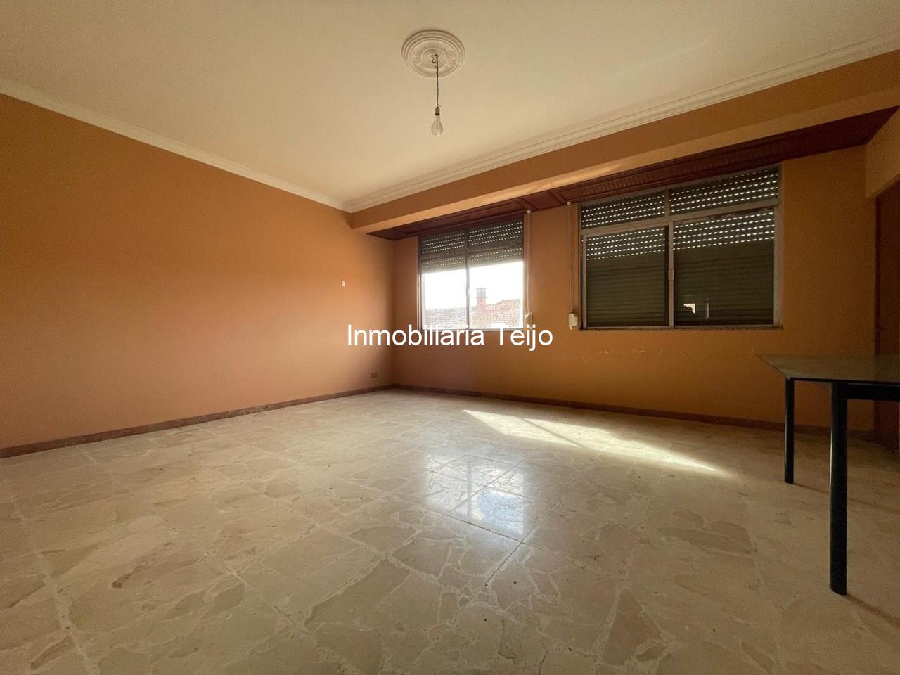 Foto 4 SE VENDE EDIFICIO DE BAJO, 3 PLANTAS Y BAJO CUBIERTA EN A GANDARA