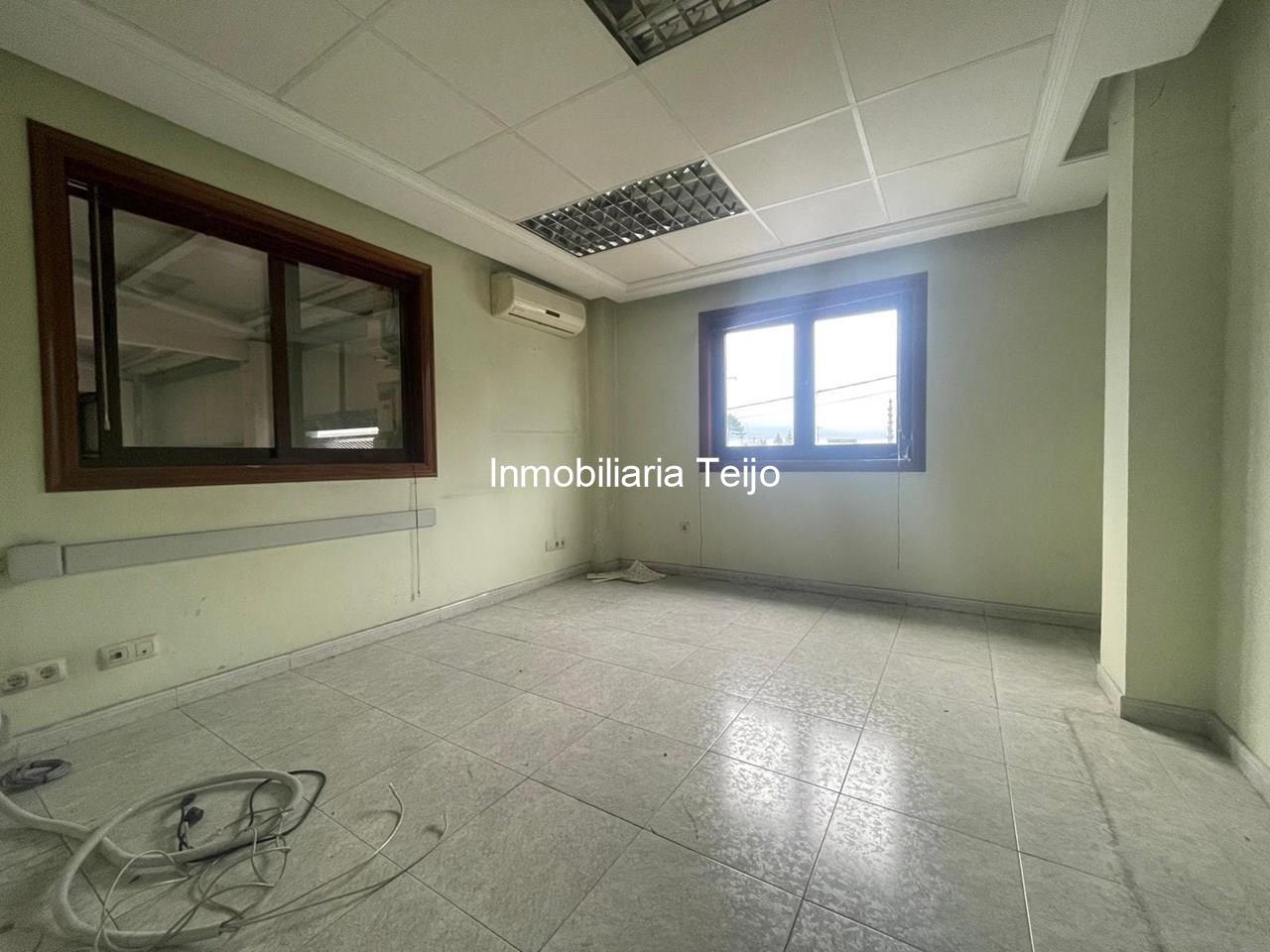 Foto 11 SE VENDE NAVE CON ÁREA DE COMERCIO Y OFICINAS EN CATABOIS