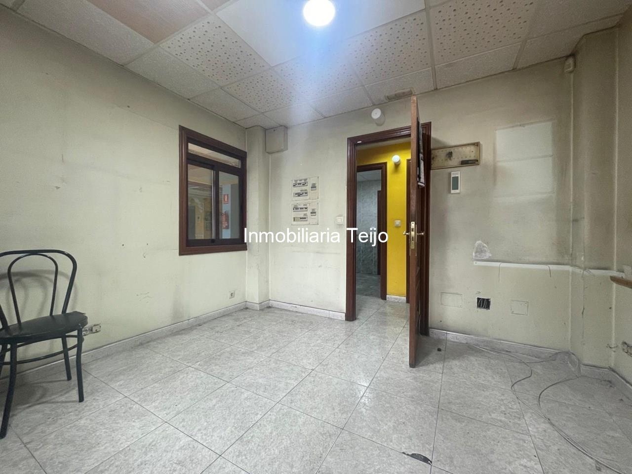 Foto 12 SE VENDE NAVE CON ÁREA DE COMERCIO Y OFICINAS EN CATABOIS