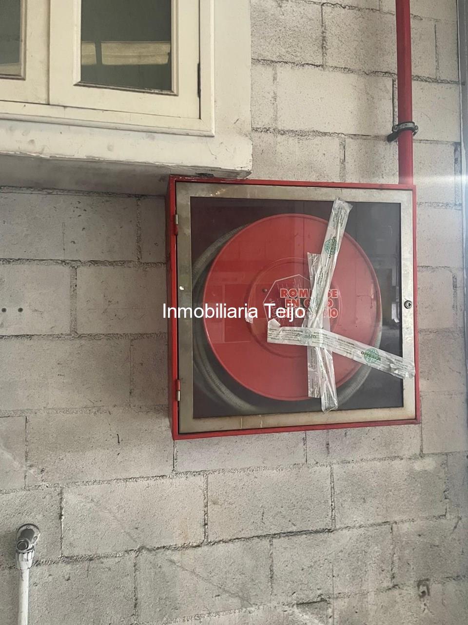 Foto 18 SE VENDE NAVE CON ÁREA DE COMERCIO Y OFICINAS EN CATABOIS