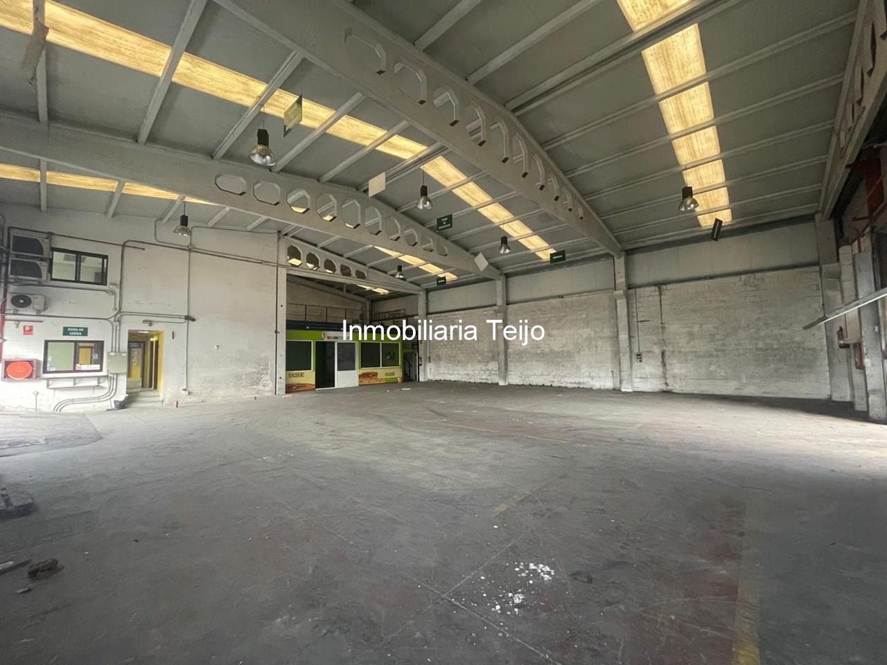 Foto 2 SE VENDE NAVE CON ÁREA DE COMERCIO Y OFICINAS EN CATABOIS