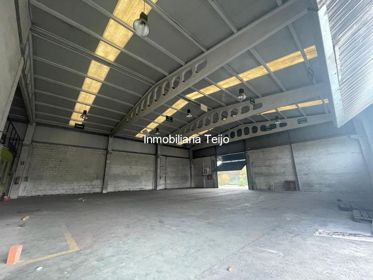 Foto 3 SE VENDE NAVE CON ÁREA DE COMERCIO Y OFICINAS EN CATABOIS