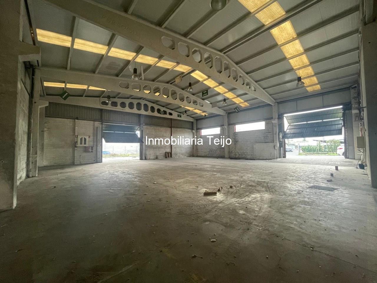 Foto 4 SE VENDE NAVE CON ÁREA DE COMERCIO Y OFICINAS EN CATABOIS