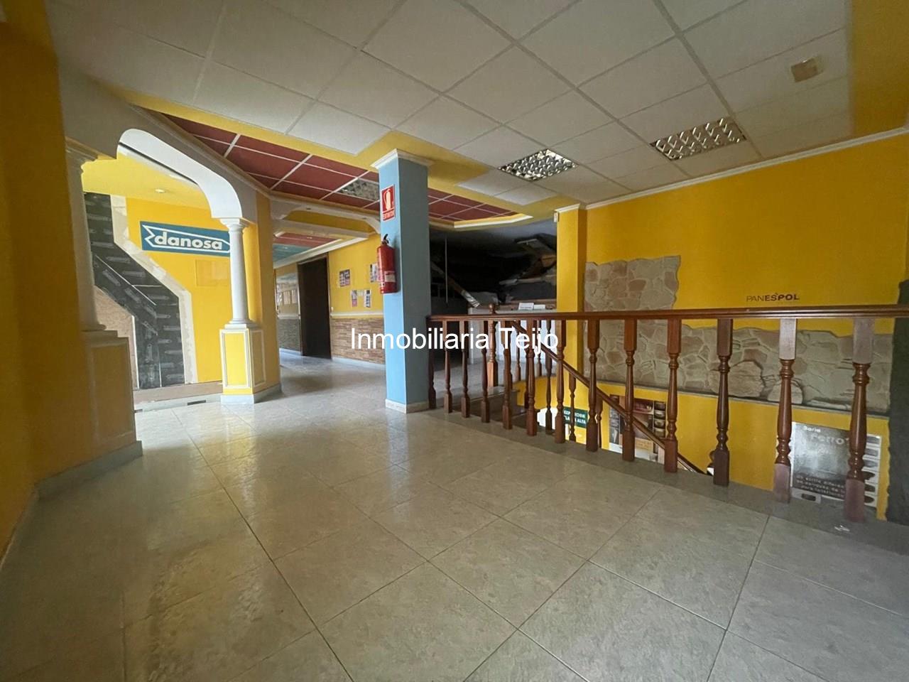 Foto 8 SE VENDE NAVE CON ÁREA DE COMERCIO Y OFICINAS EN CATABOIS