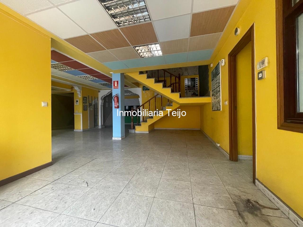 Foto 9 SE VENDE NAVE CON ÁREA DE COMERCIO Y OFICINAS EN CATABOIS