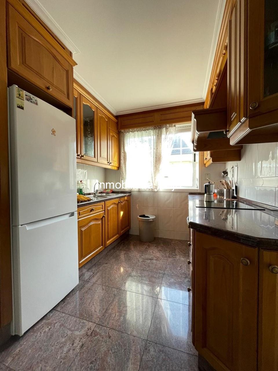 Foto 2 SE VENDE PISO AMPLIO CON GARAJE, TRASTERO Y ASCENSOR EN EL ALTO DEL CASTAÑO