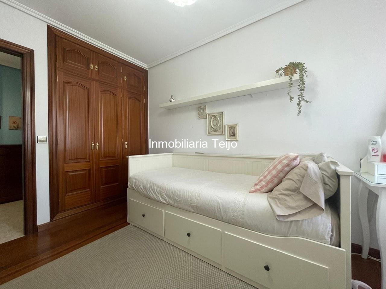 Foto 12 SE VENDE PISO AMPLIO CON GARAJE, TRASTERO Y ASCENSOR EN EL AUDITORIO DE NARÓN