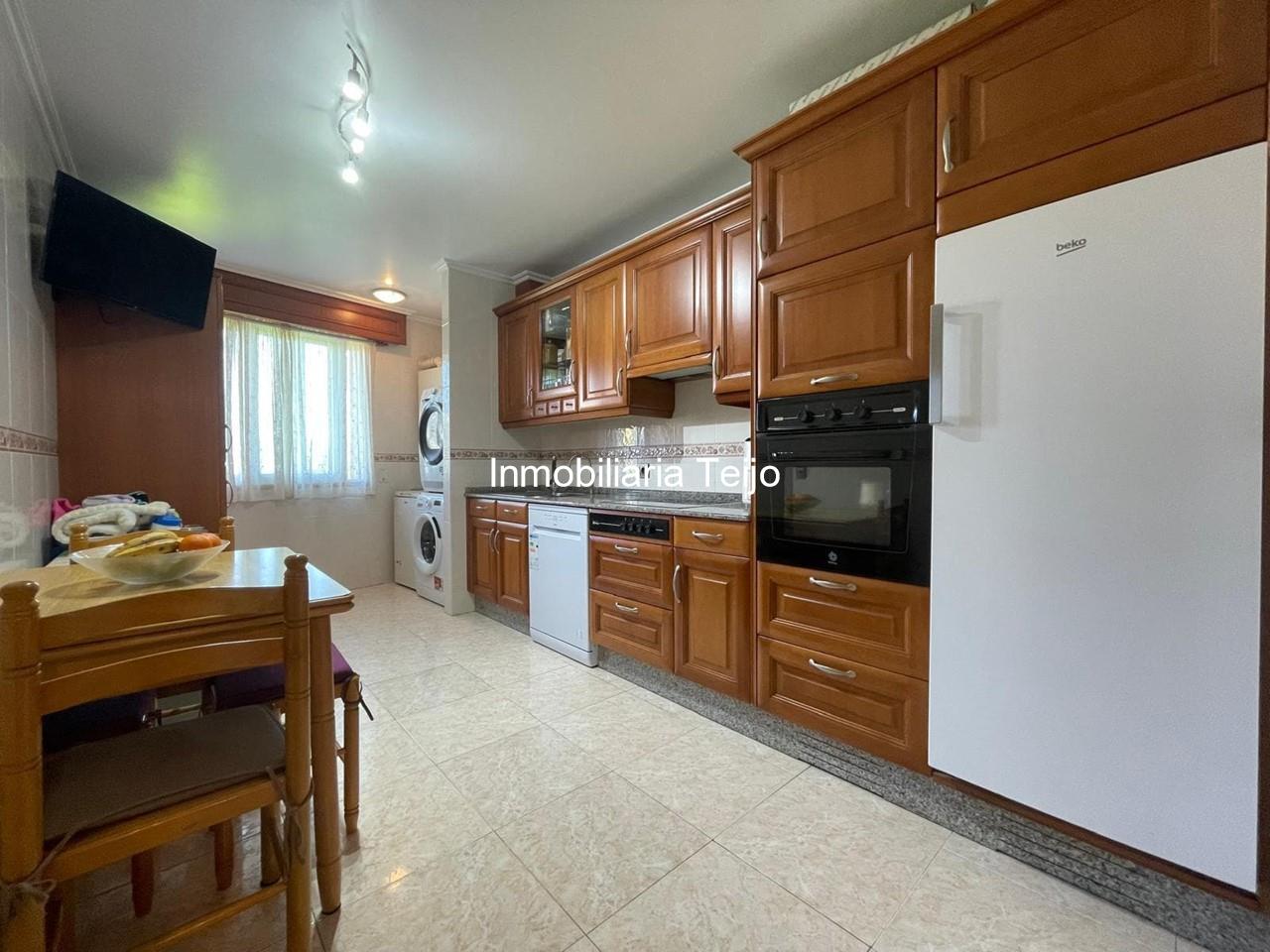 Foto 1 SE VENDE PISO AMPLIO CON GARAJE, TRASTERO Y ASCENSOR EN EL AUDITORIO DE NARÓN