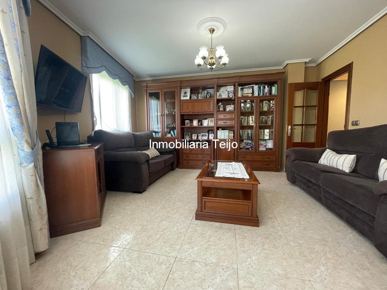 Foto 4 SE VENDE PISO AMPLIO CON GARAJE, TRASTERO Y ASCENSOR EN EL AUDITORIO DE NARÓN