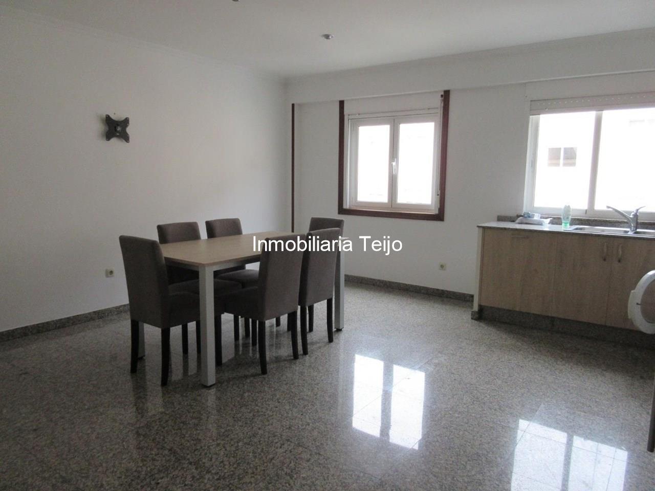 Foto 3 SE VENDE PISO AMPLIO EN MUY BUEN ESTADO DE CONSERVACIÓN EN FREIXEIRO (2ª PLANTA)