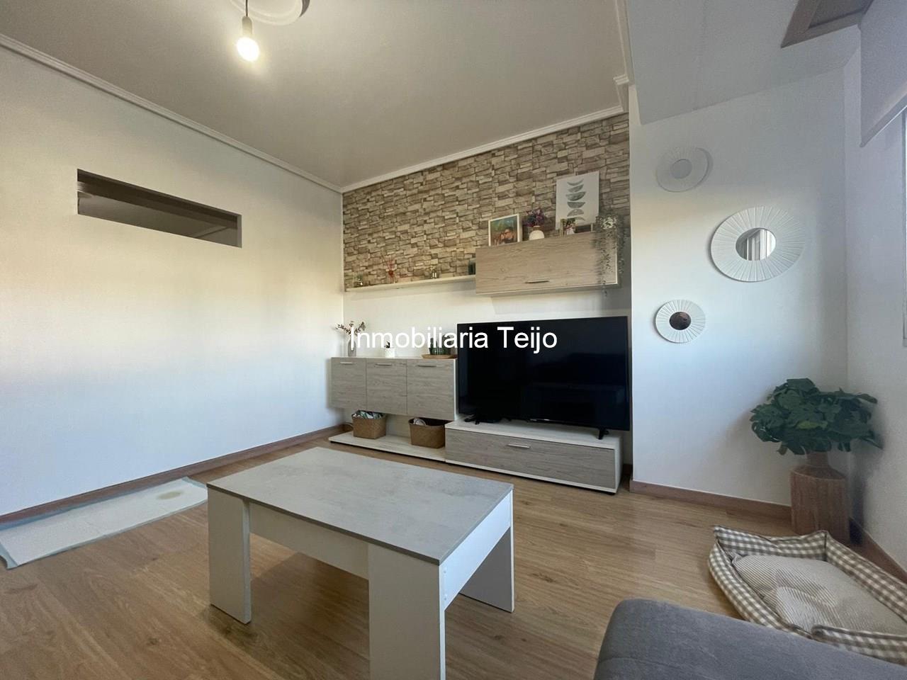 Foto 2 SE VENDE PISO AMPLIO REFORMADO CON TERRAZA Y TRASTERO