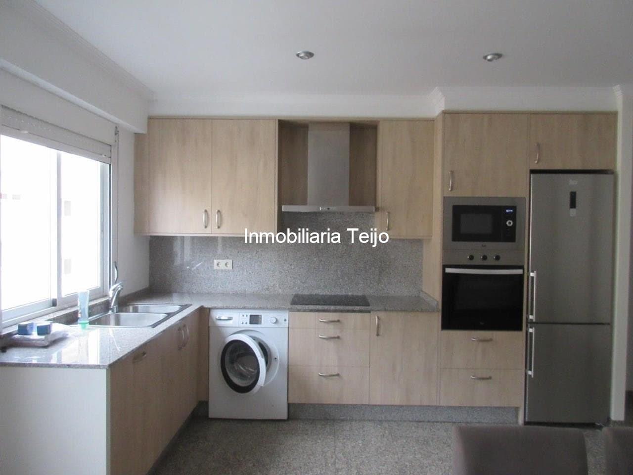 Foto 1 SE VENDE PISO AMPLIO Y BIEN CONSERVADO EN FREIXEIRO (3ª PLANTA)