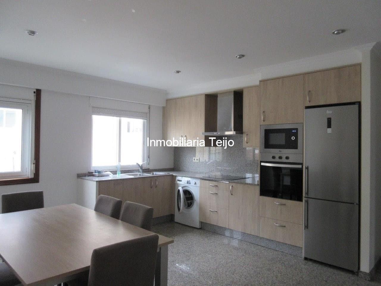 Foto 2 SE VENDE PISO AMPLIO Y BIEN CONSERVADO EN FREIXEIRO (3ª PLANTA)