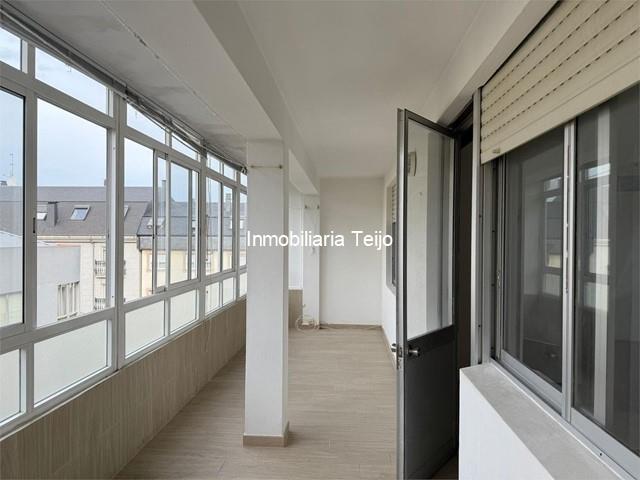 SE VENDE PISO CON ASCENSOR, TRASTERO Y GRAN TERRAZA CON GALERIA - Narón