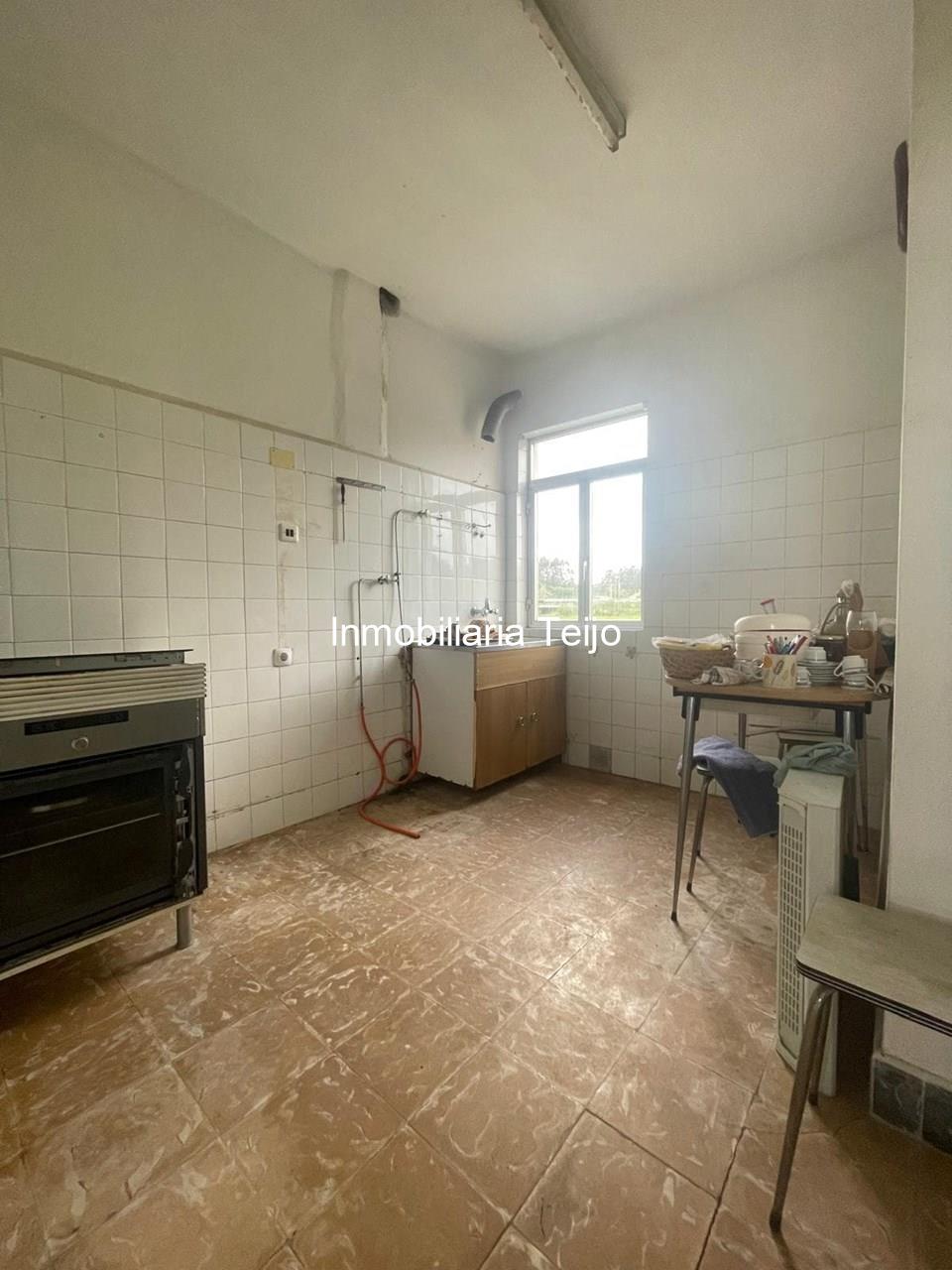Foto 1 SE VENDE PISO DE 3 DORMITORIOS EN O PONTO PARA REFORMAR