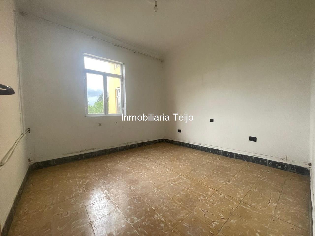 Foto 5 SE VENDE PISO DE 3 DORMITORIOS EN O PONTO PARA REFORMAR