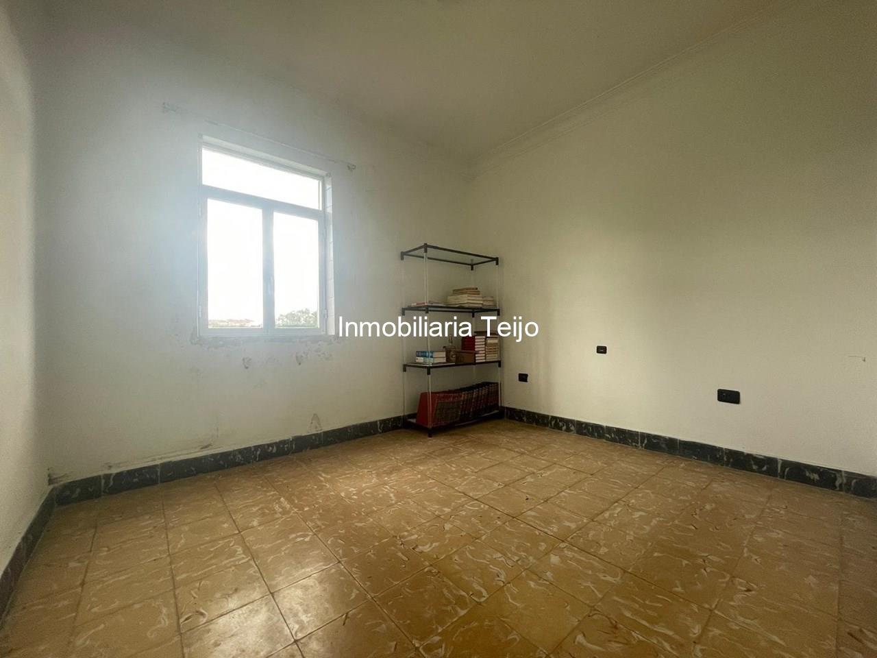 Foto 6 SE VENDE PISO DE 3 DORMITORIOS EN O PONTO PARA REFORMAR
