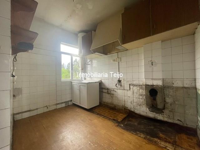 SE VENDE PISO DE 3 DORMITORIOS EN O PONTO PARA REFORMAR - Narón