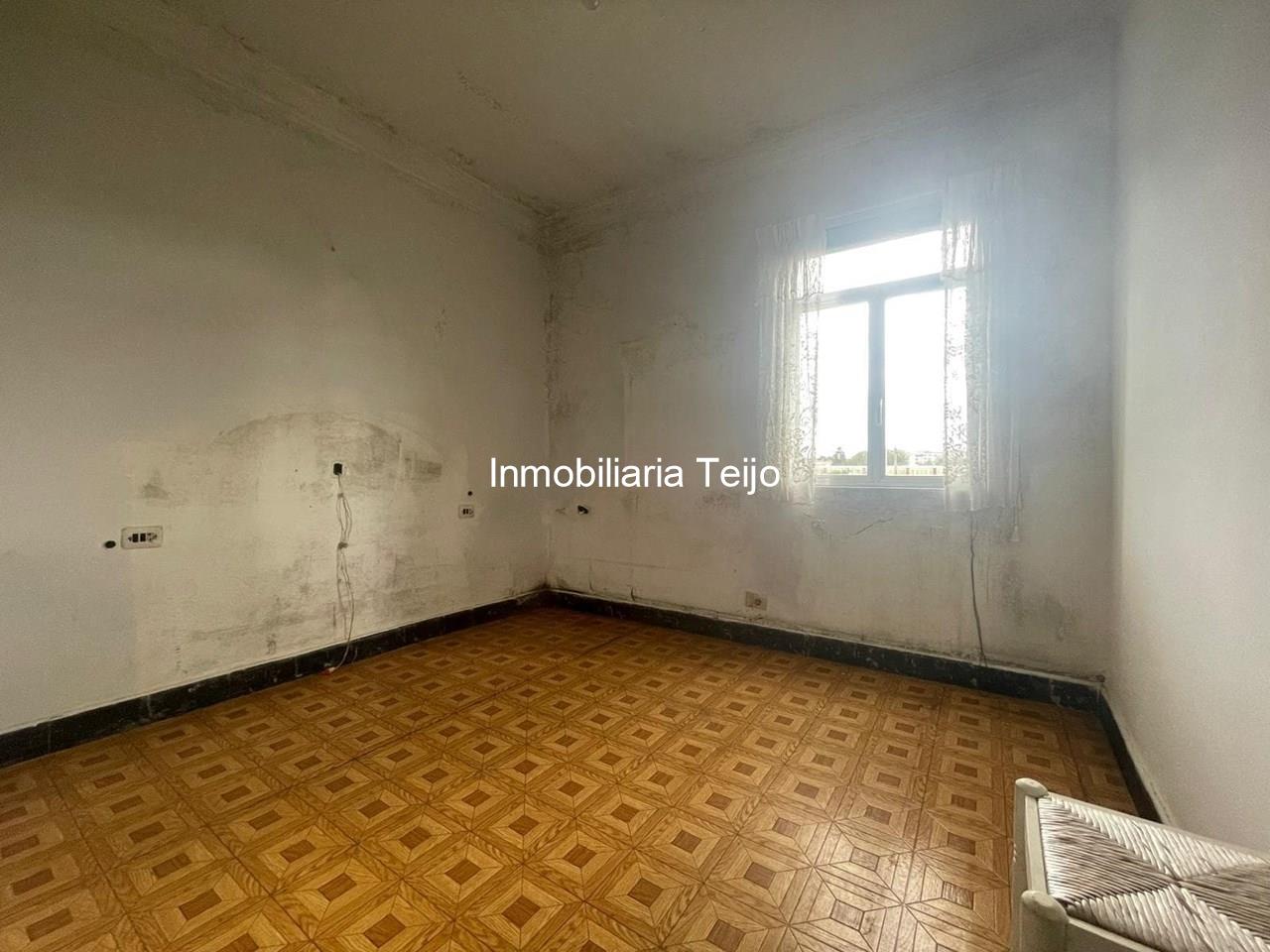 Foto 4 SE VENDE PISO DE 3 DORMITORIOS EN O PONTO PARA REFORMAR